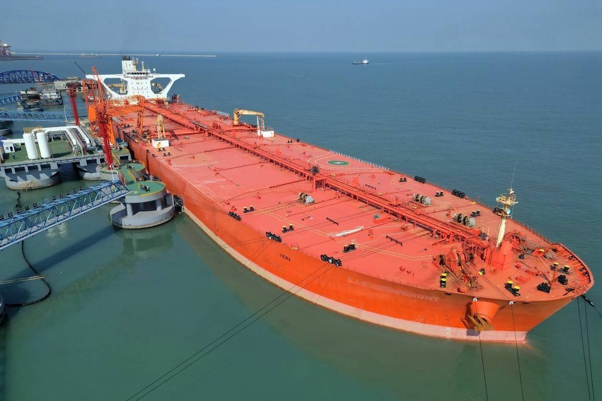 Супер танкер за превоз на нефт